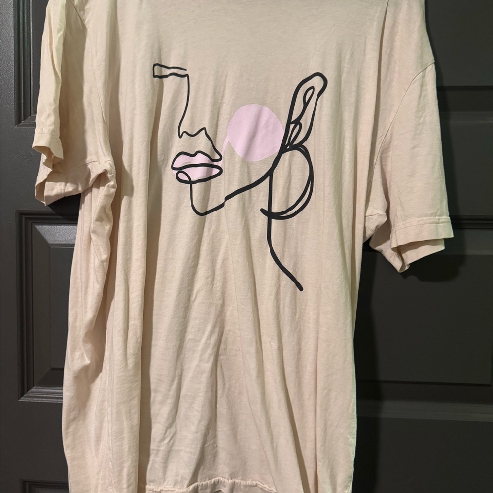 Lulusimon Studio Cream T-Shirt with Abstract Face Design